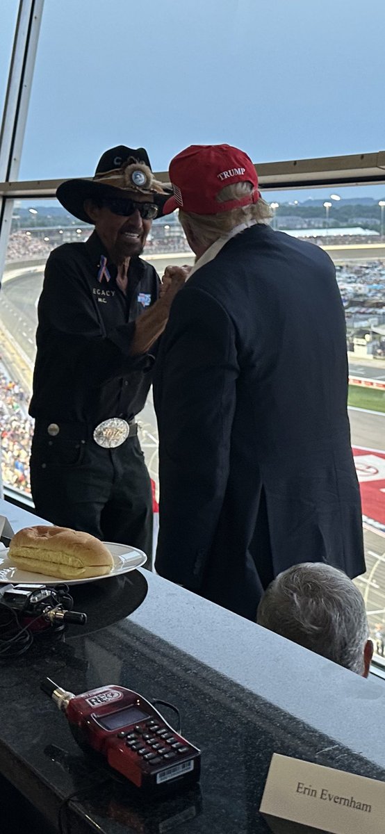 RayEvernham's tweet photo. I don’t and won’t use my social media for politics but this was more than that for me. It was pretty cool to be in position to take this pic @realDonaldTrump @therichardpetty https://t.co/Ajbqkzkp5E