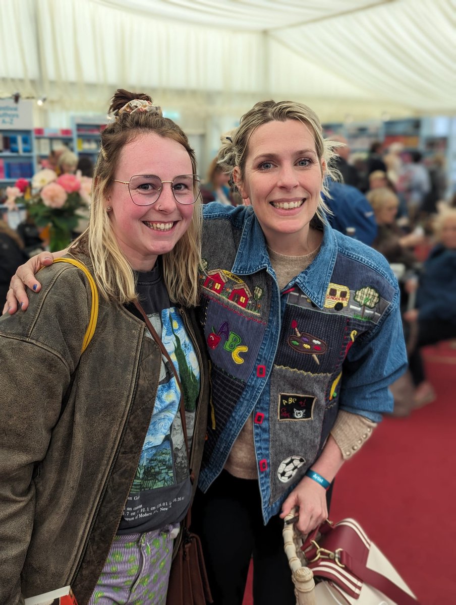 Absolutely buzzing to have met @sarapascoe this afternoon after her talk! Such a genuine, wonderful and hilarious human! 

Looking forward to her stand-up later tonight! 

#hayonwyefestival #bookfest