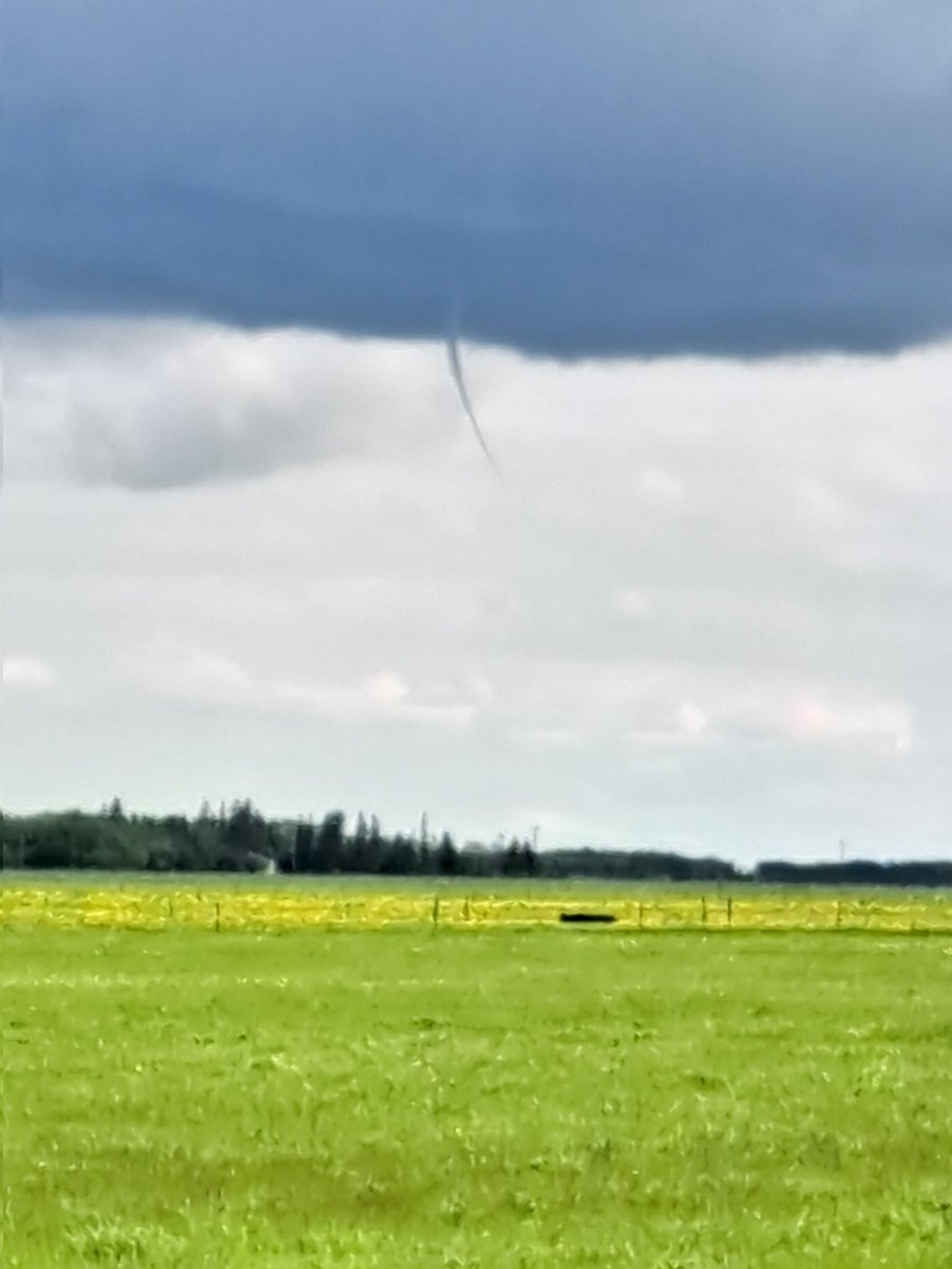 EhrenHanson's tweet photo. @NOAA small funnel cloud 2 miles NW of Mavie MN. No rotation for the cloud https://t.co/C2CxtHrq7n
