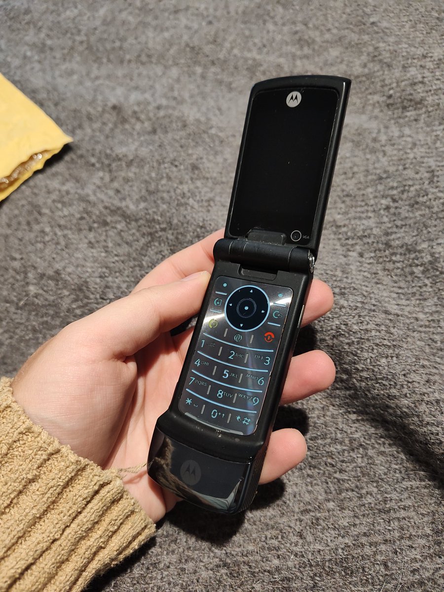 My new piece: Motorola KRZR K3 (2007). 

3G HSDPA
2MP / VGA
910mAH
50mb + microSD
2" QVGA screen + external screen
Mini USB