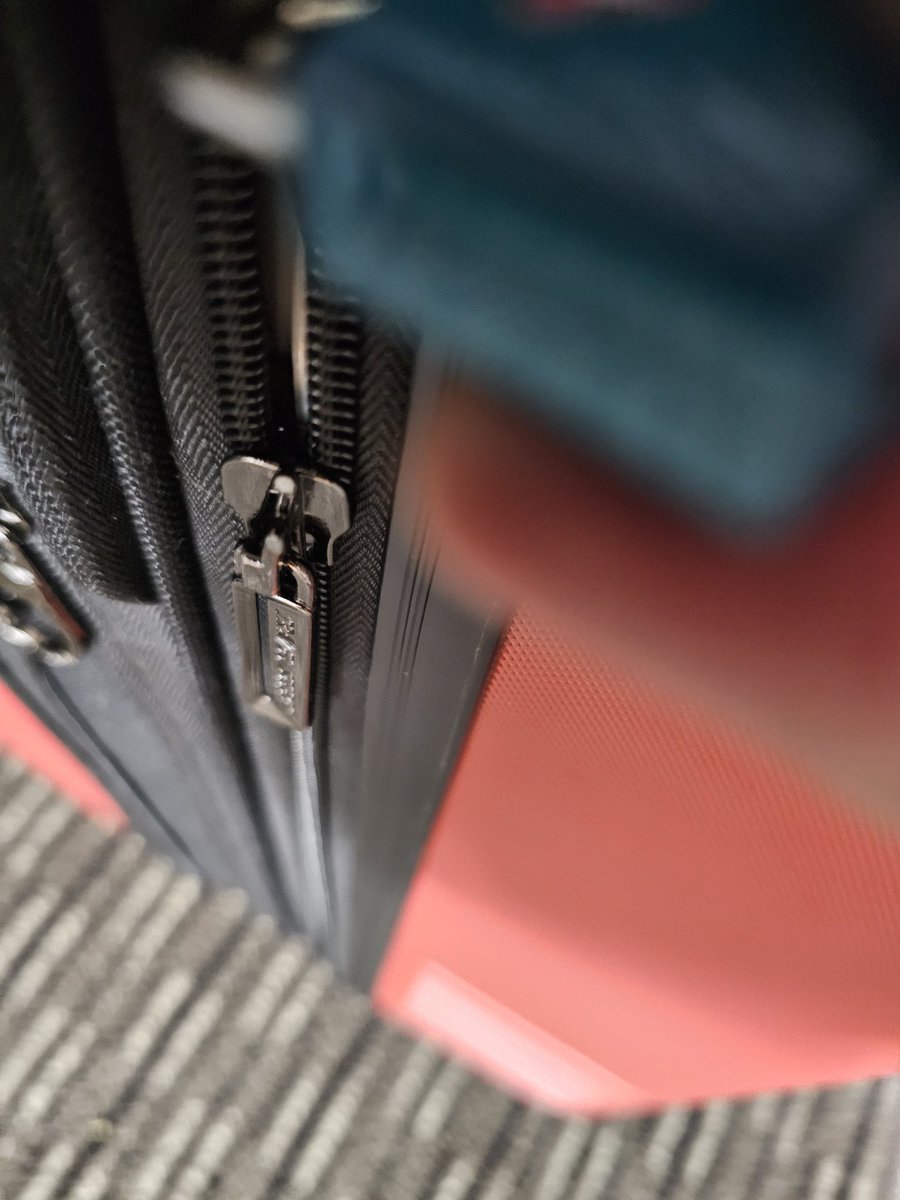 RABELOA's tweet photo. Yo toda ilusa poniéndole candado a la maleta para qué terminara rota, sin el perfume y otras cosas que llevaba en el vuelo Cancún - Houston en @united.

Así  quedé 🤡🤡🤡 @Cancun_Airport @cancuniairport https://t.co/wdcmYmkar1