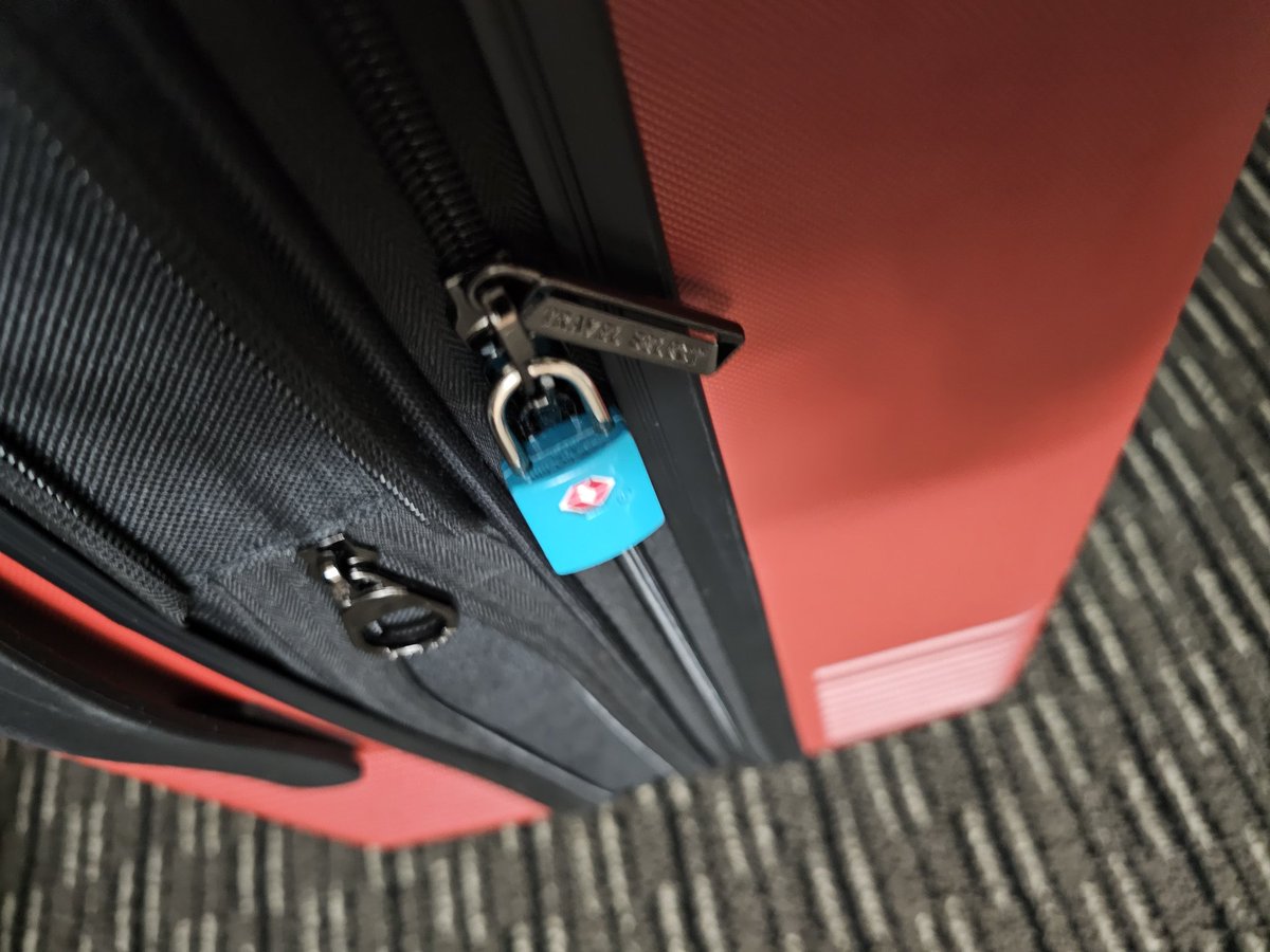 Yo toda ilusa poniéndole candado a la maleta para qué terminara rota, sin el perfume y otras cosas que llevaba en el vuelo Cancún - Houston en <a href="/united/">United Airlines</a>.

Así  quedé 🤡🤡🤡 <a href="/Cancun_Airport/">Cancun Airport</a> <a href="/cancuniairport/">Cancun Airport</a>