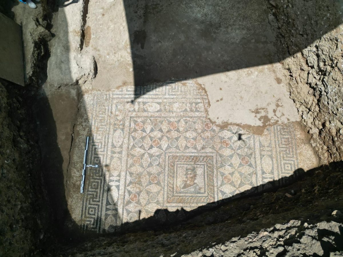 📢 ¡¡Tenemos dos nuevos maravillosos mosaicos recién descubiertos!! Se trata de uno de época helenística en Turquía y otro de época romana en Albania. Os los enseño 🧵👇 El primero ha sido hallado en Side. Se trata de un elegante mosaico del s. II a.C. con la musa Calíope.
