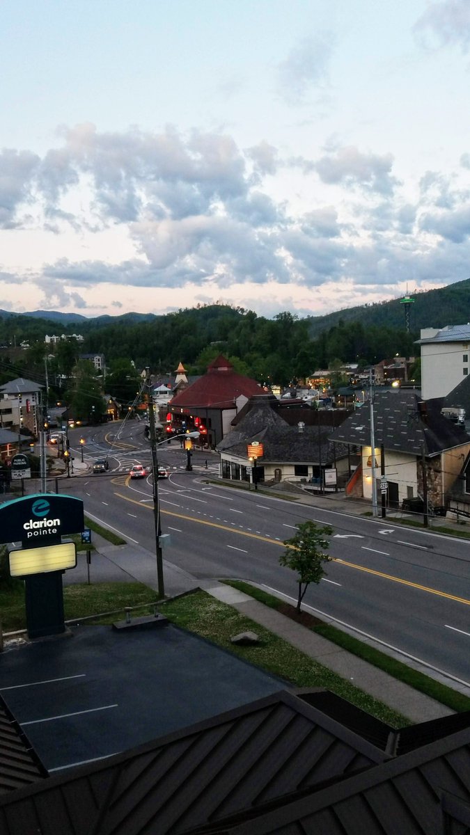 kjk3020's tweet photo. My Snapshot. Downtown, Gatlinburg, Tennessee, U.S.A. #smokymountains #eveninghours #panoramic #photography #art. https://t.co/2hLW5UD24j