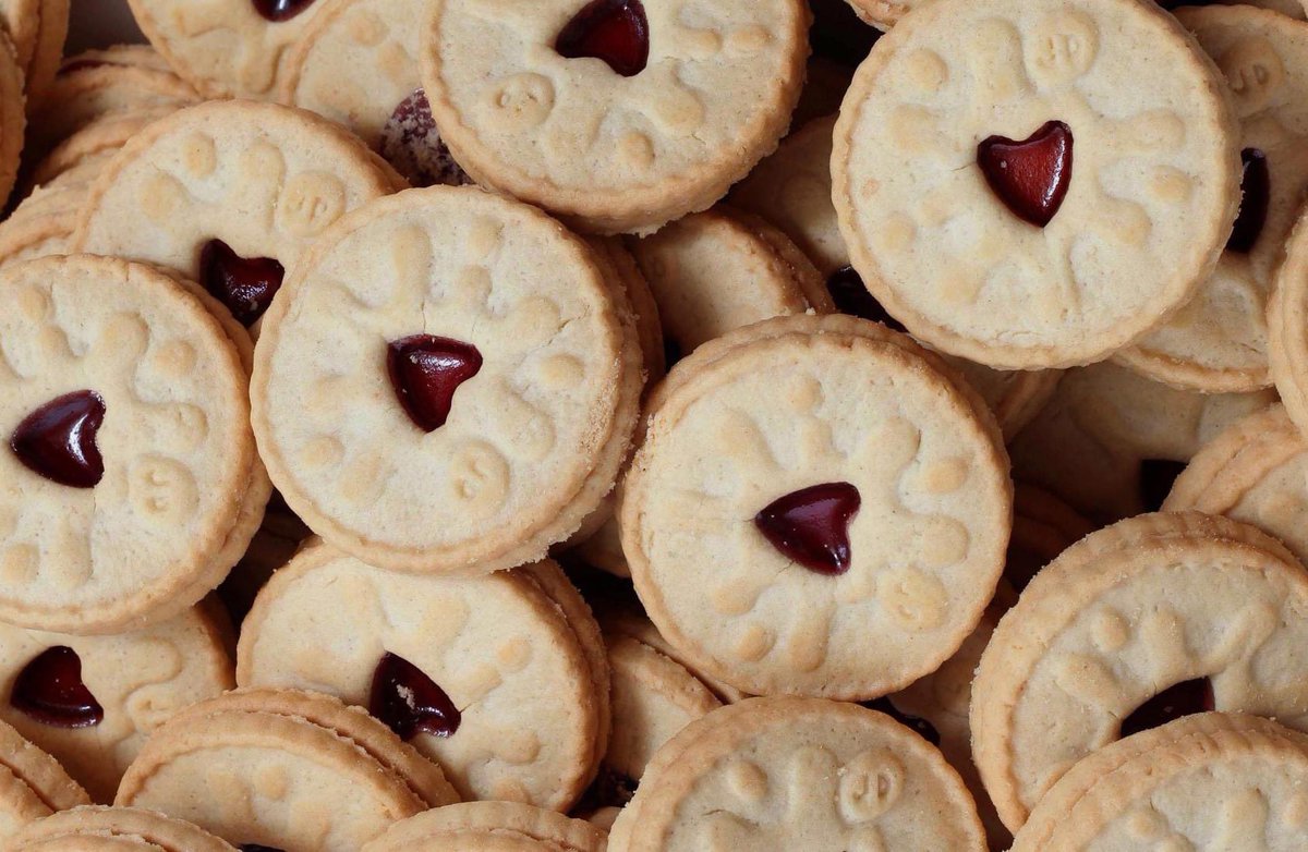 ❤️This takes the biscuit ❤️Why do the sales of Jammie Dodgers go through the roof in Warrington every summer? 📈Been finding out from Ven Jane Proudfoot for <a href="/RadioWarrington/">Radio Warrington</a> 
👂listen here: 
mixcloud.com/Tophatbox/jamm… 
@ChesterDiocese #festivalangels 🪽