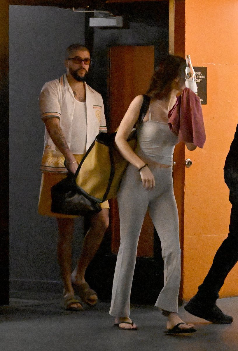 Bad Bunny y Kendall Jenner saliendo del Hotel.