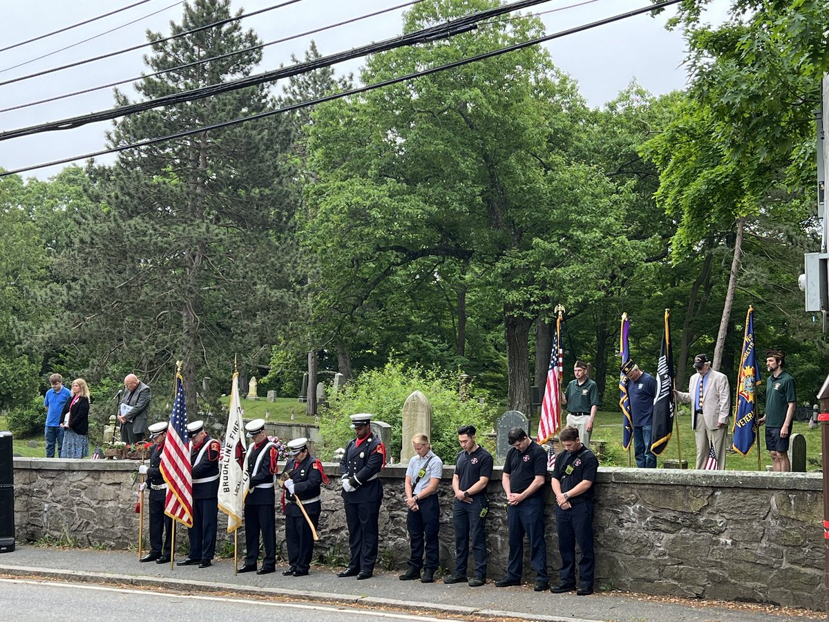 PaulJWarren's tweet photo. Memorial Day Brookline.  We honor and remember the service men and women who served when they were called, some making the ultimate sacrifice to protect our freedoms. https://t.co/4EbCDz1KeU