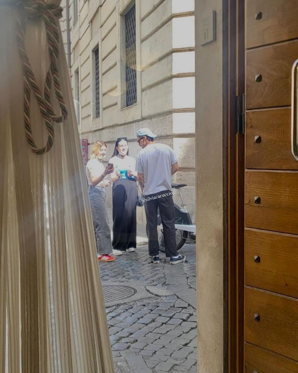 sweetstylesbr's tweet photo. 📸| Harry encontrando fãs em Roma, recentemente.

via silviacaruccio_ https://t.co/PYW8XsbS12