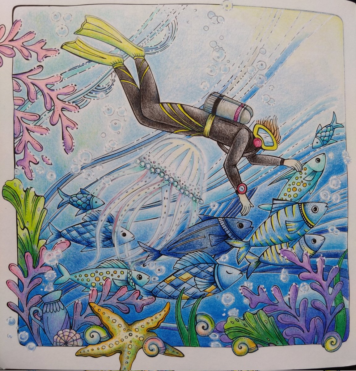 白ペン、白色鉛筆にチャレンジしてみました。楽しかったです♪

#大人の塗り絵
#リタの塗り絵ブック旅するヨーロッパ