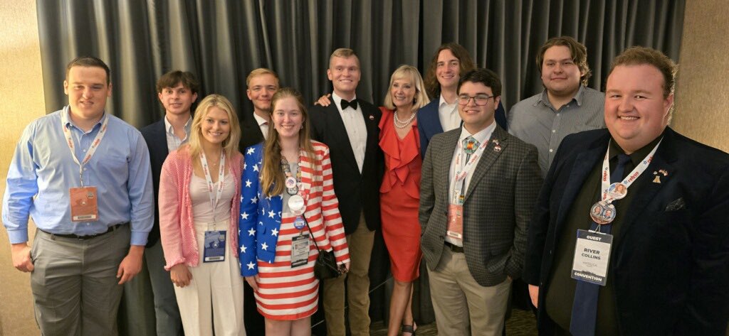 Was happy to join many of our @NCFCRofficial College Republicans in volunteering at the @NCGOP convention over the weekend! We had a great time supporting the party, showcasing the CRs, and meeting candidates for office! 🇺🇸