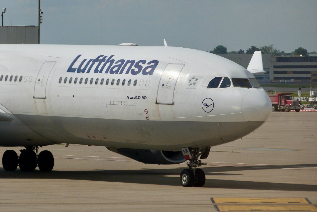 Cong_Wang's tweet photo. Lufthansa A330-300 at @flystl https://t.co/8wXAdJ7CNU