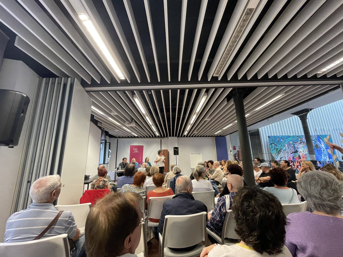 La <a href="/fan_set_/">llibreria fan set</a> plena de gom a gom en la presentació de la darrera novel·la de <a href="/CarmeRiera_ofic/">Carme Riera</a>, «Una ombra blanca» (<a href="/Grup62/">Grup62</a>), amb la magnífica companyia de <a href="/gregorisol/">Carme Gregori Soldev</a> i <a href="/MartiDominguezR/">Martí Domínguez</a> (i d’un bon grup d’estudiants de <a href="/FiloCatUV/">Departament de Filologia Catalana UV</a>, entre altres). Un goig!