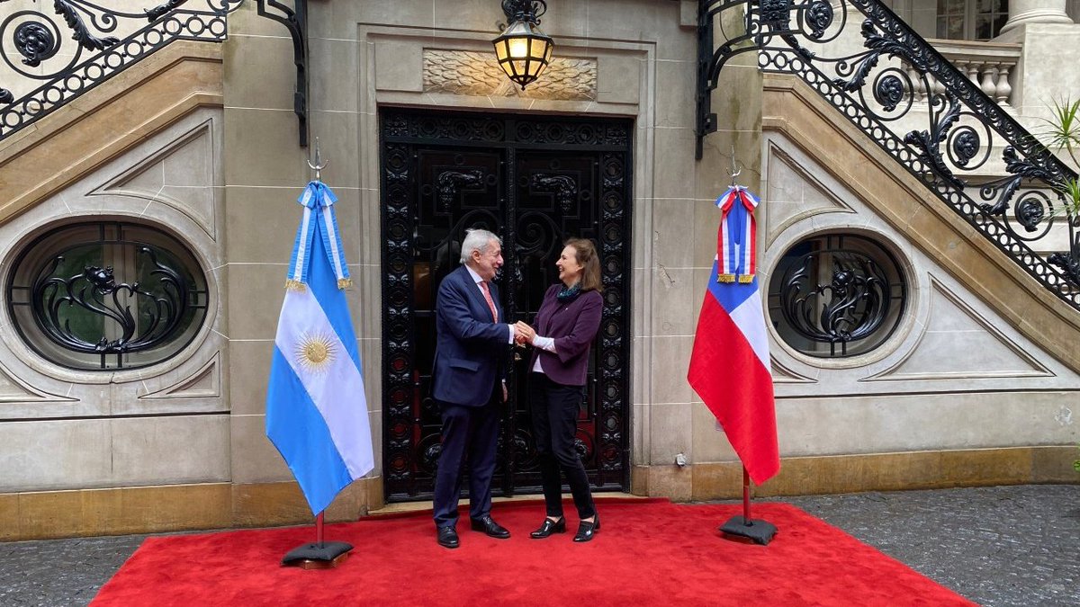 La amistad Chile-Argentina es firme. Junto a la canciller @DianaMondino, dialogamos sobre la cooperación mutua y las principales oportunidades que tenemos como países vecinos. Muchas gracias por su disposición a seguir fortaleciendo la histórica relación entre ambas naciones.