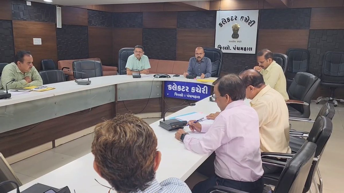 CollectorGodhra's tweet photo. રાજકોટમા બનેલી ગોઝારી દુર્ઘટના અનુસંધાને જિ.ના મુખ્ય મથકના ગેમઝોન &amp; મોલની ન.પા.ગોધરા,ફાયર ટીમ,મામ.શ્રી,SDMશ્રી અને MGVCLની સંયુક્ત ટીમ દ્વારા તપાસણી હાથ ધરી ગોધરા સ્થિત ૪-ગેમઝોન,૪-મોલ  &amp; ૨-મલ્ટિપ્લેકસ તાત્કાલિક અસરથી બંધ કરવા કાર્યવાહી કરવામા આવી.@ceogsdma @SEOC_Gujarat @rmanjhu https://t.co/oJcnIGQRSY