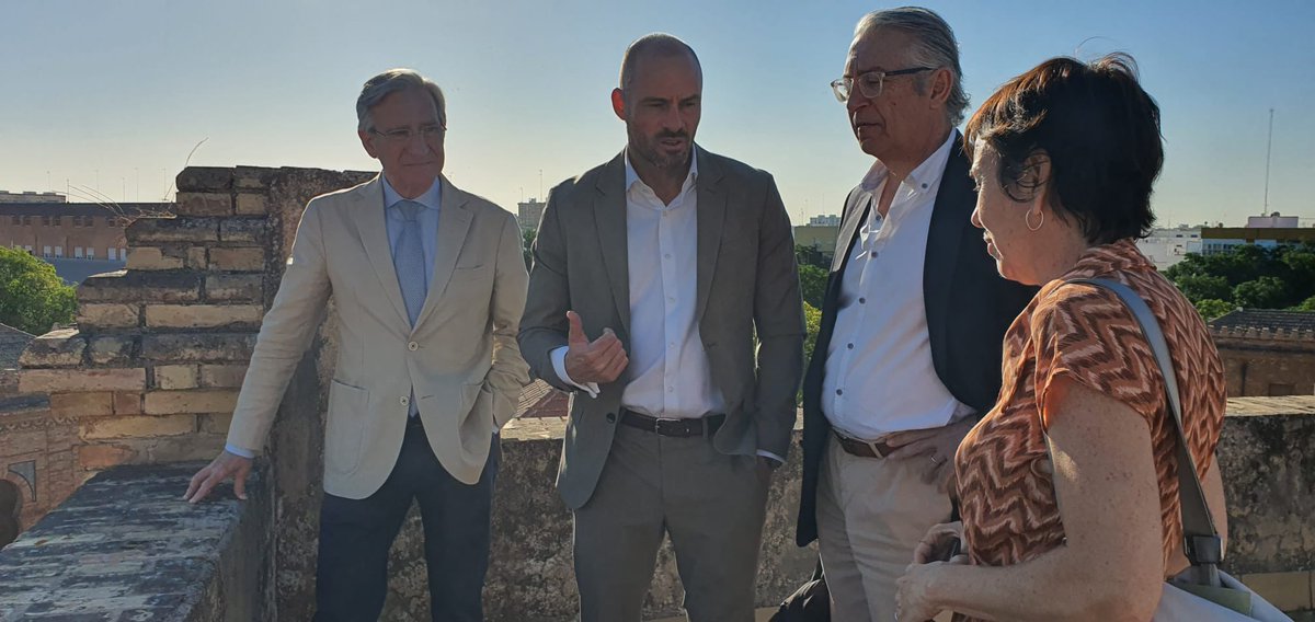 Con <a href="/Apae_Andalucia/">Agencia</a> 🏗️, en el <a href="/CEIPOdZ/">CEIP ORTIZ DE ZÚÑIGA</a> 🏢, Sevilla, visita 👷‍♂️técnica para estudiar🔎 la posibilidades de climatización ❄️en un edificio histórico protegido singular como es éste🏛️. Parece posible🔜! <a href="/Patricia_Pozo_/">Patricia del Pozo</a> <a href="/EducaAnd/">Consejería Desarrollo Educativo y FP</a> <a href="/JuntaSevilla/">Junta Sevilla</a>