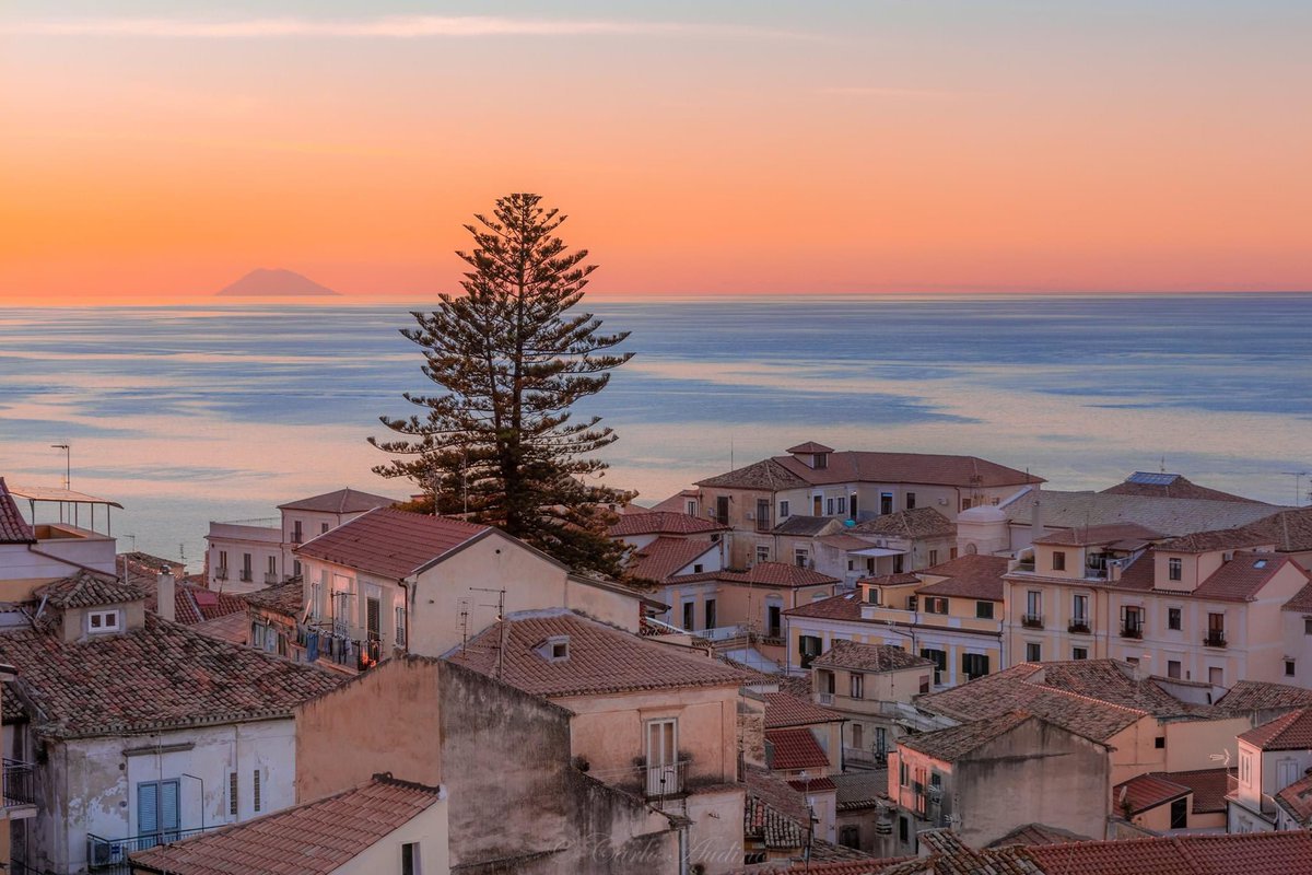 Tramonto sullo Stromboli 🌋 da Pizzo (VV). Calabria bella e ospitale, vi aspettiamo!