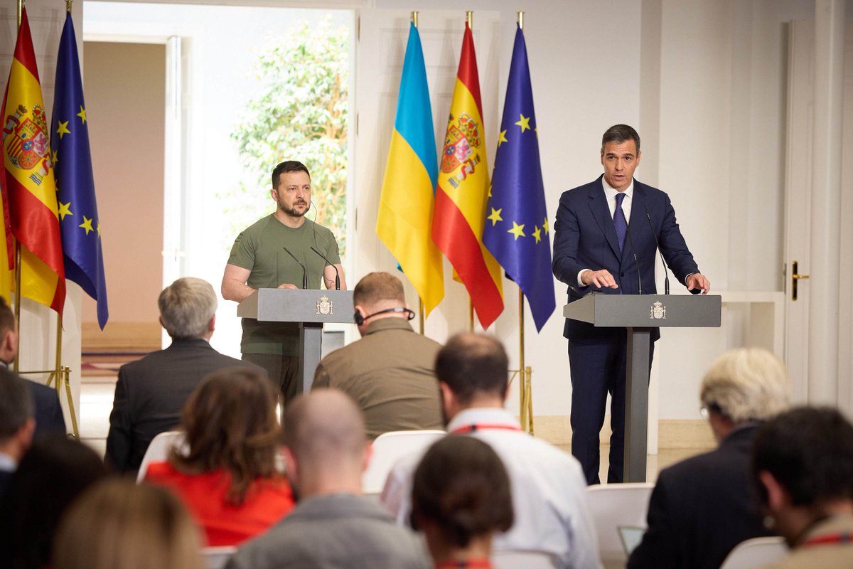 ZelenskyyUa's tweet photo. 🇺🇦🇪🇸 En una conferencia de prensa conjunta con el Presidente de Gobierno de España, Pedro Sánchez @sanchezcastejon, expresé mi gratitud a todo el pueblo español y al Primer Ministro personalmente por el apoyo tangible y verdaderamente vital de Ucrania en este momento de guerra. 

España es un socio fiable y ha apoyado nuestra defensa desde los primeros días de la criminal invasión rusa.