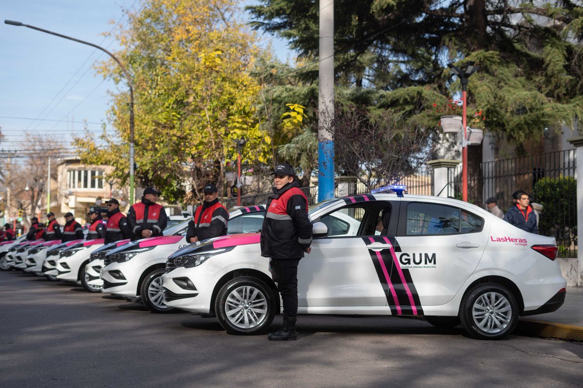 alfredocornejo's tweet image. En Las Heras, participamos en la presentación de la nueva flota vehicular de la Guardia Urbana Municipal. La incorporación de estos 25 móviles representa un avance significativo en la mejora de la eficiencia en el uso de recursos y el fortalecimiento del capital humano para…