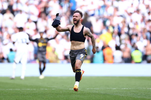 NOW: EFL All Access! 🚨     

Join <a href="/HughWoozencroft/">Hugh Woozencroft</a> &amp; Gillingham boss Mark Bonner for the final show of the season!

⚽ Championship Play-Off Final review! 
⚽ Rooney appointed at Plymouth! 
⚽Managers on the move!

Listen➡️ talkSPORT.com/Live2