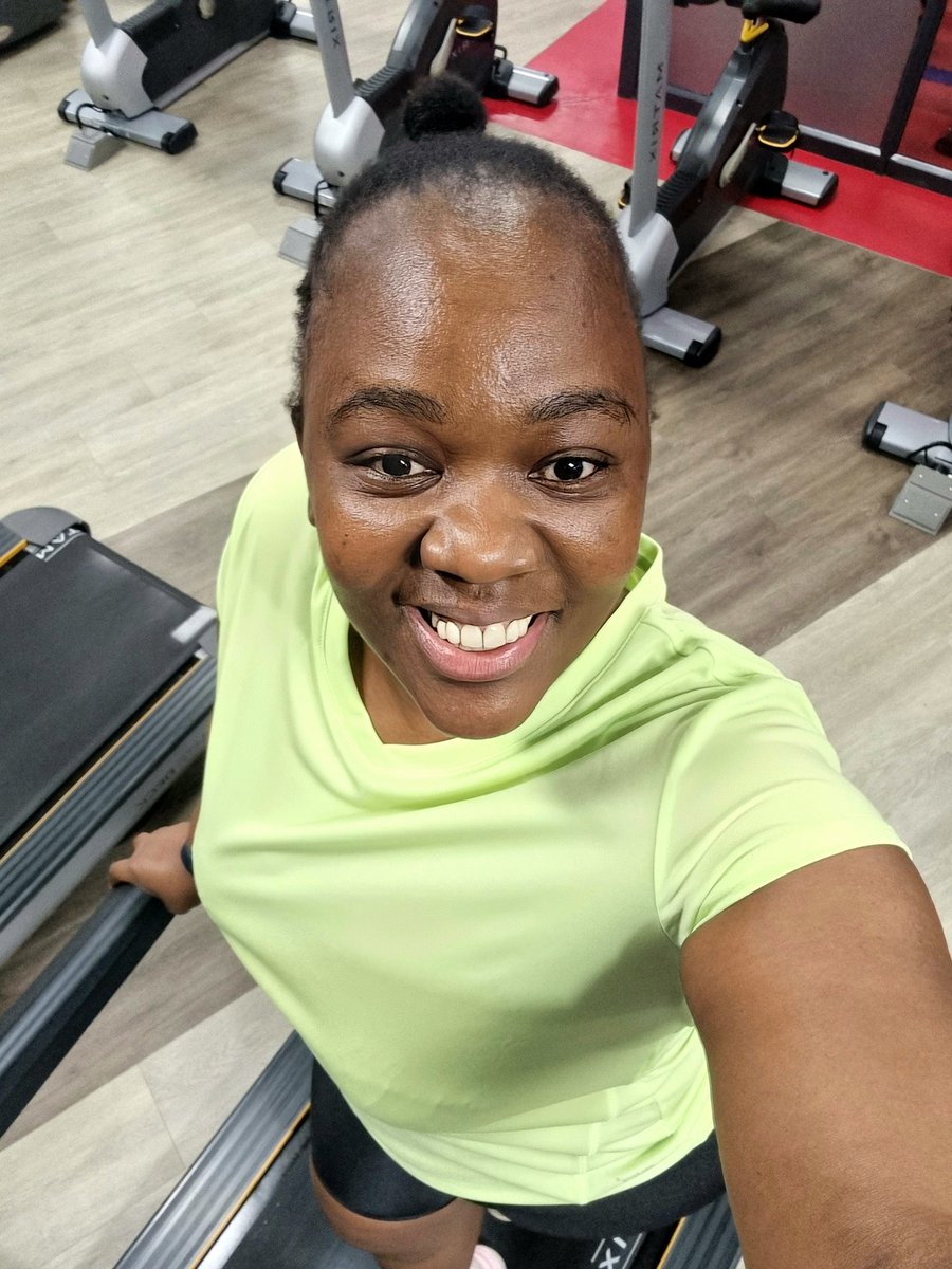 Late evening gym workout 🏋🏾‍♀️🤸🏾‍♀️ 45 minutes cardio and a quick shower. Date night tonight 😊