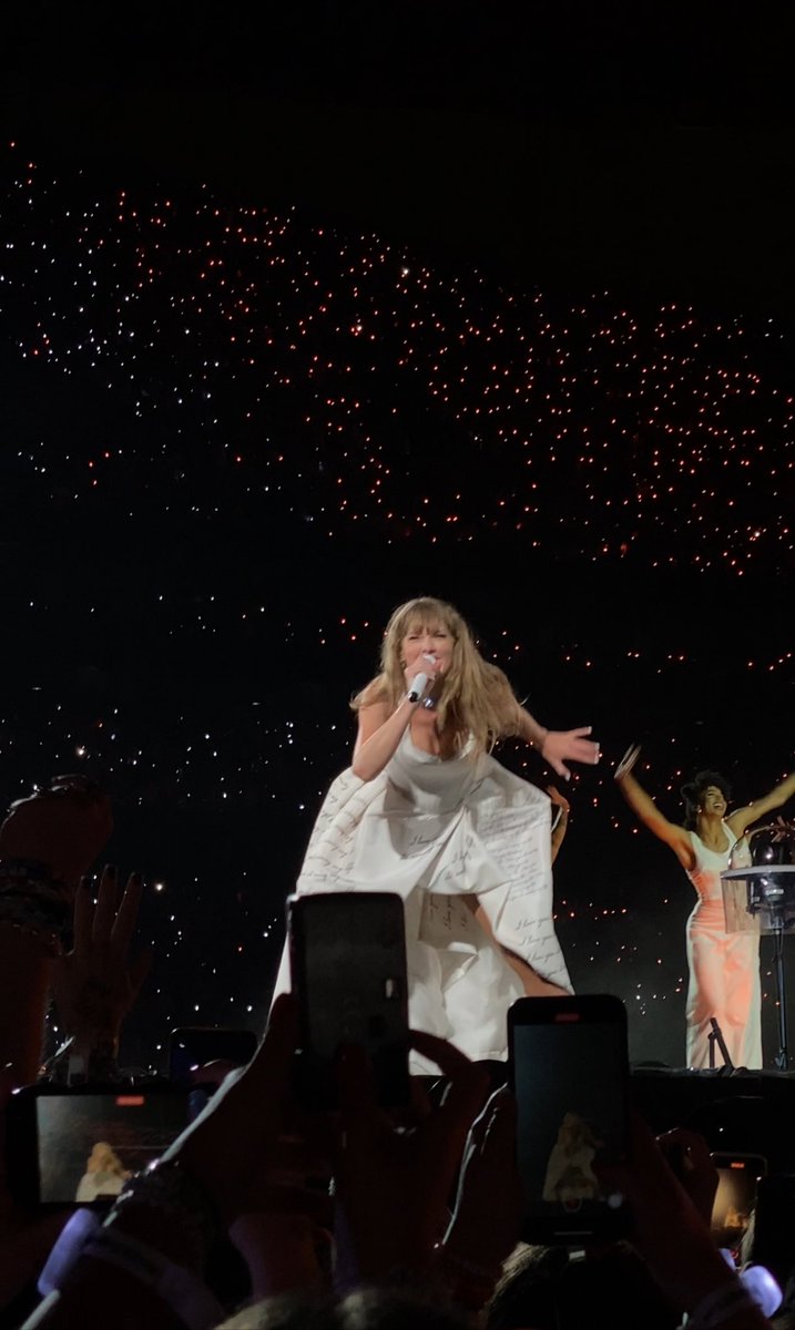 Valentinaot__'s tweet photo. @taylorswift13 #LisbonTStheErasTour 💓 https://t.co/yRyc4lR9mh