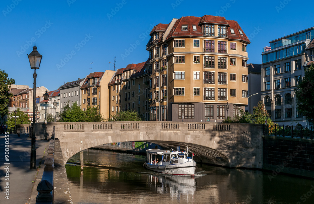 #Berlin Die Grünstraßenbrücke in Mitte ist eine der frühen Spreequerungen im alten Köllner Stadtkern. Statt einer hölzernen mit Klappen für die Schiffspassagen versehenen Jochbrücke entstand von 1903-05 die steinerne Grünstraßenbrücke. 1903 rechts angeschnitten die Petrikirche!