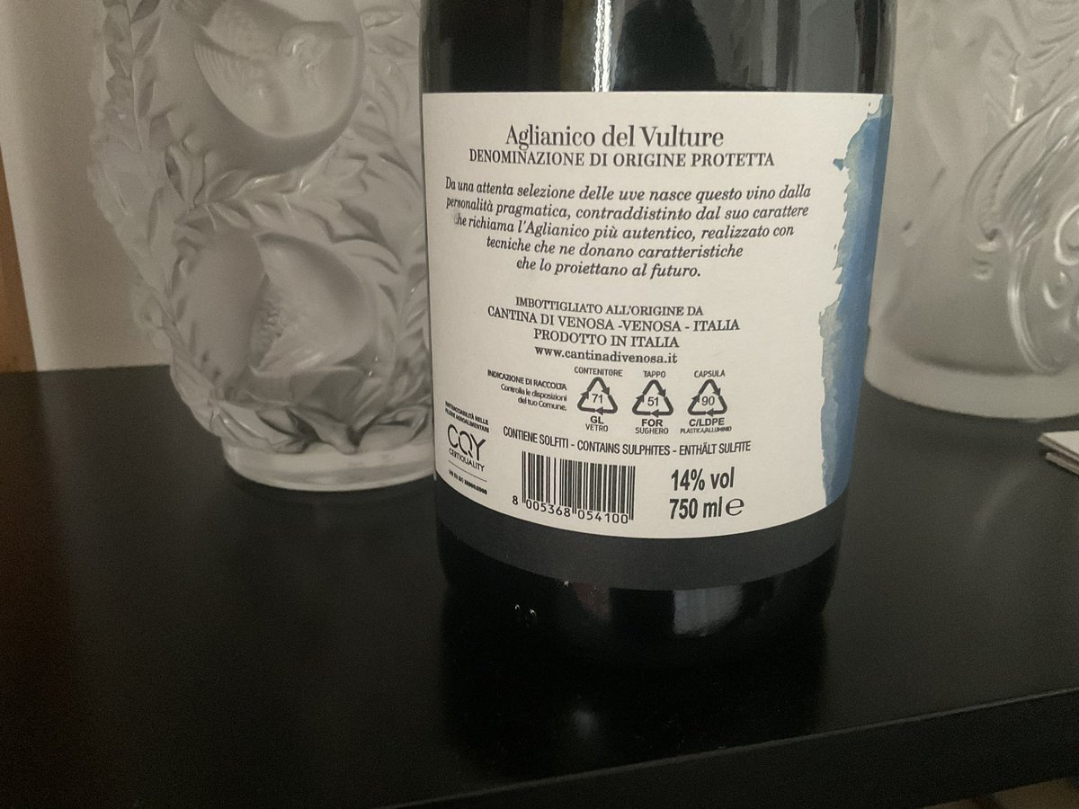 Amici #winelovers questa sera in Basilicata con Terre di Orazio di @cantinadivenosa un Aglianico di grande eleganza e spiccata bevibilità. Al naso un panorama di profumi delicati di ribes e viola. Al palato bel sorso appagante, intenso e di carattere. Finale fresco e si fascino