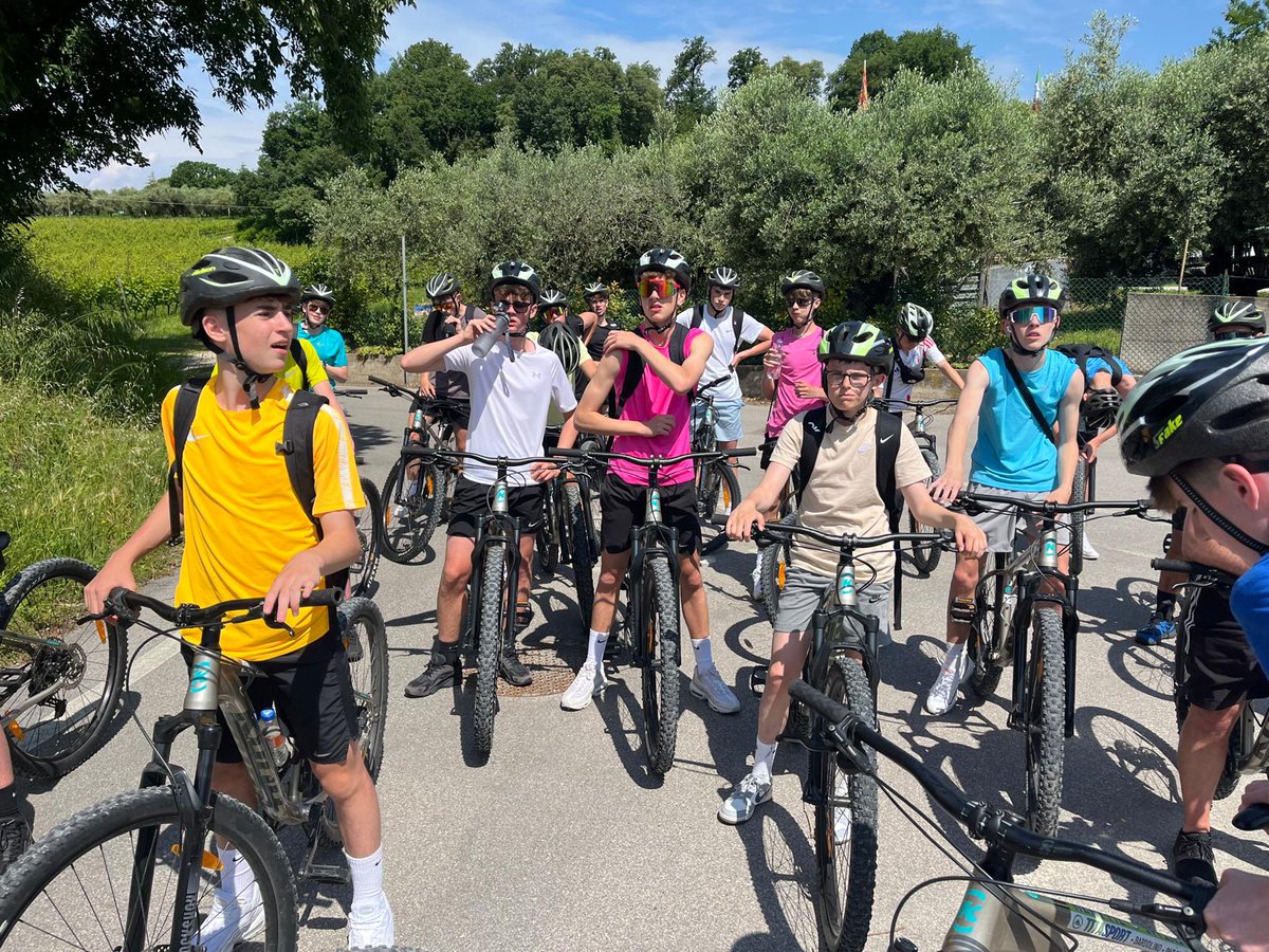 20k cycle from Bardolino to Lazise. 🚴🚴‍♀️🇮🇹👍. Pupils learning about local history and tips on mountain biking down hills.