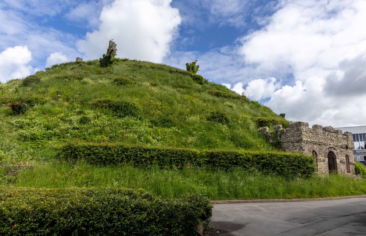 #MonumentMonday @AmandaChadburn @Jim_Leary @LadyLiminal1 @urbanprehisto @SueGreaney @richardhosgood  @JWexlerBM My 1st visit to the Marlborough Mound👍 Quite a lump at 19m tall. c 24/2300 calBC, with a wonderful, lazy spiral ascent (added later).  1/3 marlboroughmoundtrust.org/history/