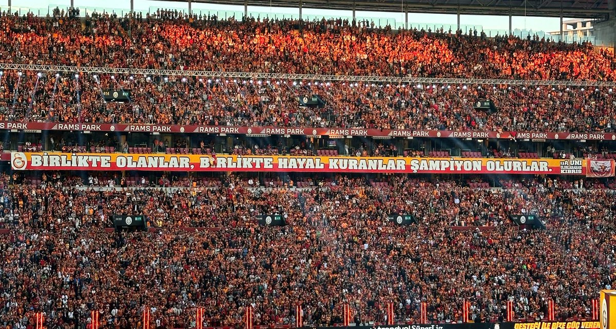 BİRLİKTE OLANLAR, BİRLİKTE HAYAL KURANLAR ŞAMPİYON OLURLAR!

#ŞampiyonGalatasaray!