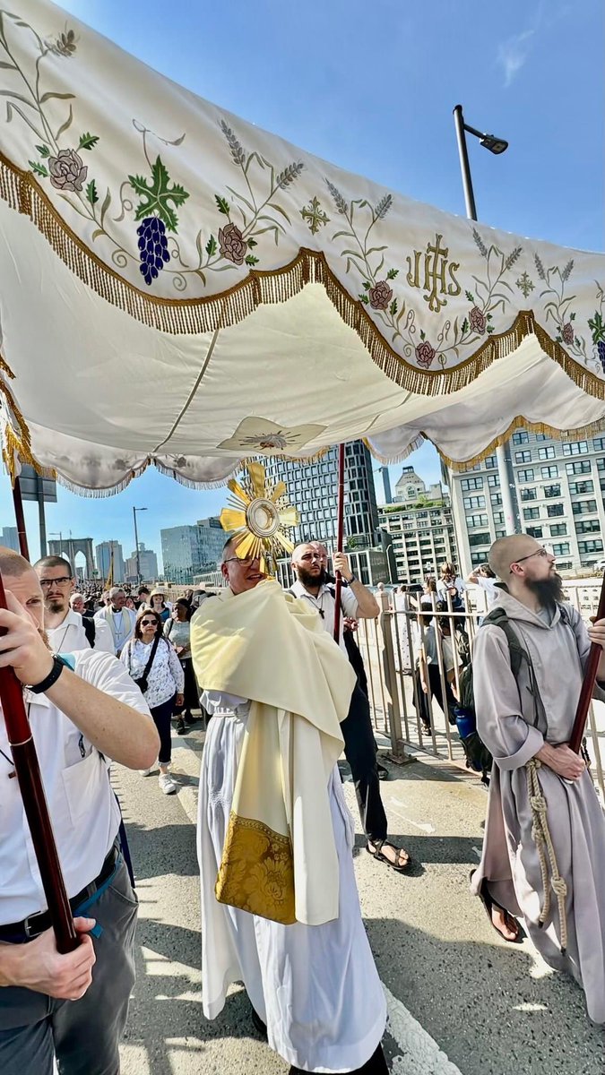Jesus in the Blessed Sacrament passes through the Brooklyn Bridge Image: Diocese of Rockville Centre