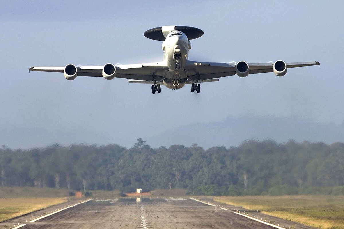 En soutien de l’opération 🇪🇺 @EUNAVFOR_MED #Irini, un avion de détection et de contrôle E-3F de l’@Armee_de_lair 🇫🇷 a effectué une mission d’appréciation de situation en Méditerranée centrale.