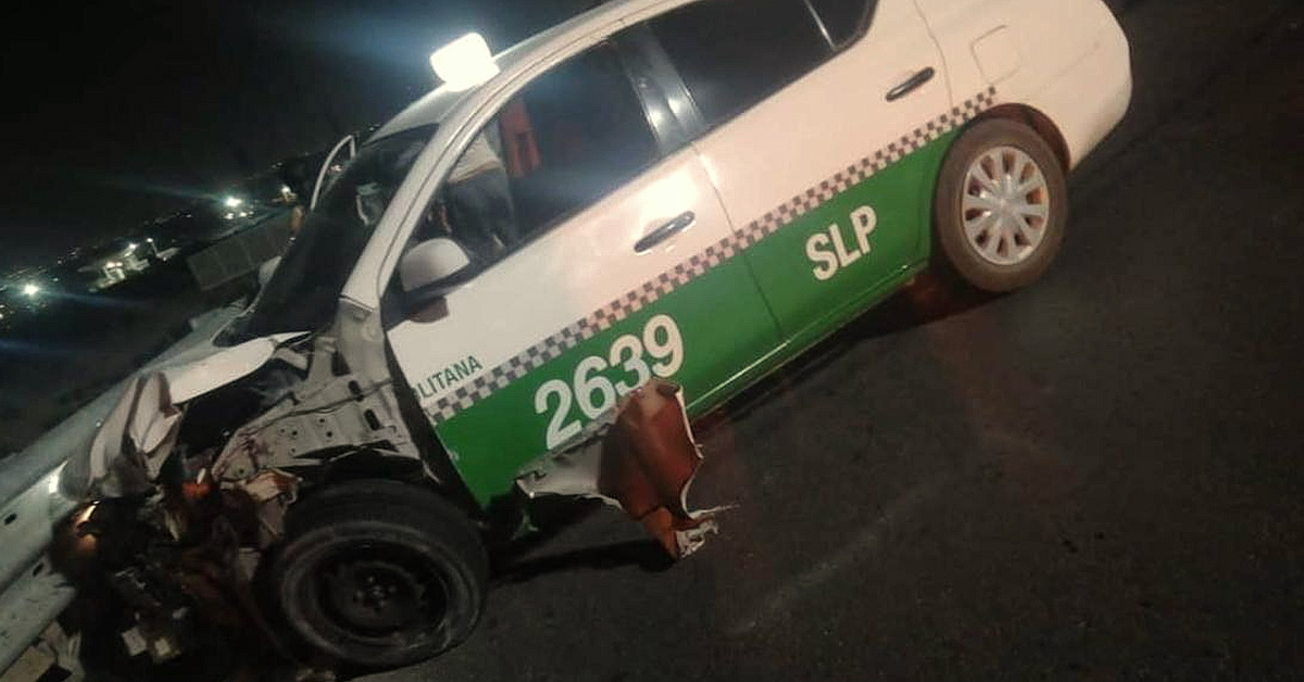 Un taxi colisionó con el puente del libramiento en Ciudad Satélite tras perder el control, resultando en al menos tres personas heridas.