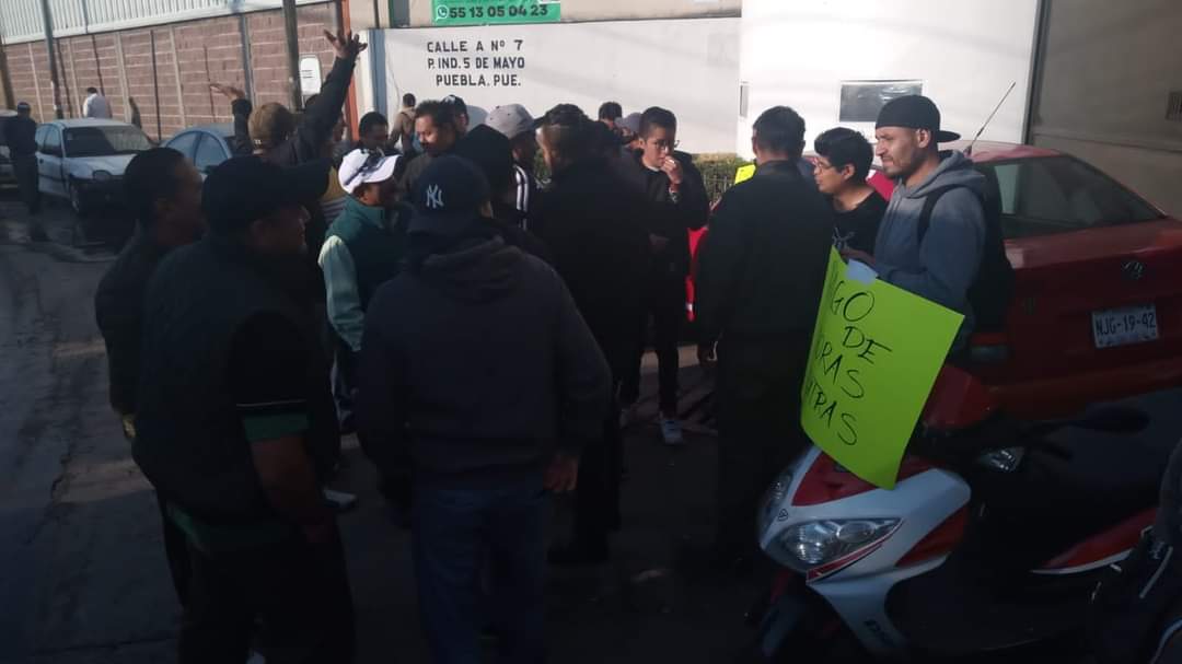 PoderNoticiaPue's tweet photo. 🚨Paro Laboral por falta de pago de horas extras 🕑
Trabajadores de la Compañía #NADRO del Parque Industrial Cinco de Mayo #Puebla, exigen el pago de horas extras.
Por lo cual y ante la falta de respuestas por parte de la empresa, se encuentran en #parolaboral
#PoderNoticiaPue