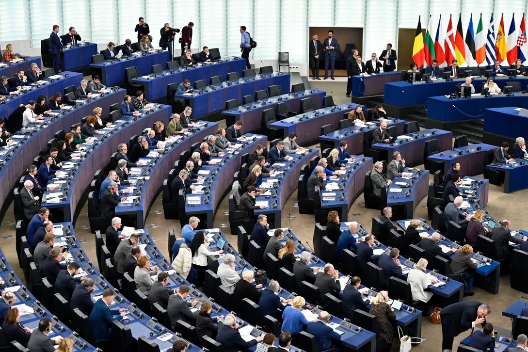 Das #EU-#Parlament wird immer öfter das Ziel autokratischer Regierungen, die mit unlauteren Mitteln Einfluss auf Europas #Gesetzgebung nehmen wollen.
Detlef Fechtner schreibt in unserer Serie 'Europa wählt' über versuchte Einflussnahme.
#Europawählt 
boersen-zeitung.de/konjunktur-pol…