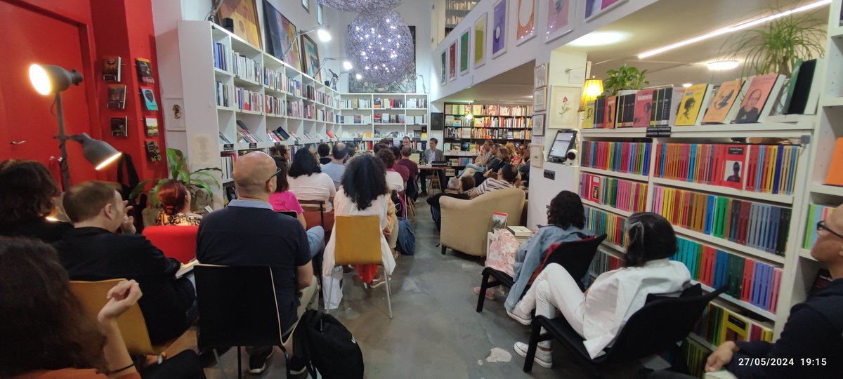 bibliocafe's tweet photo. Escuchando a  @irenevalmore junto a Tito Alba y @AntonioPenades en la.maraviillosa librería Llibreria Ramon Llull de Almu y Paco. Infinito en un junco versión cómic. #infinitoenunjunco #comic #ensayo @edicionesiruela @penguinlibros @mfmedinahome https://t.co/oi4dYaxOaT