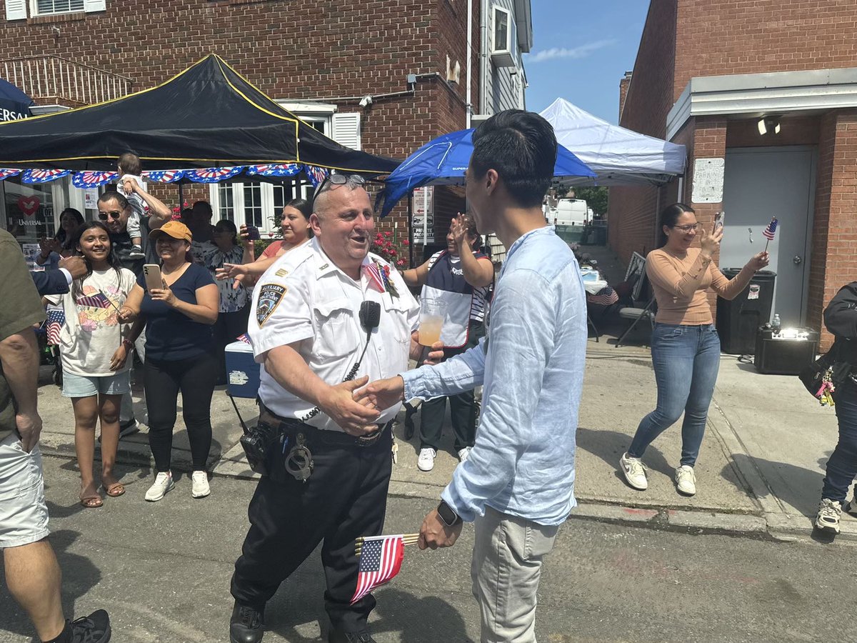 Yesterday’s March with our neighbors in College Point in observance of Memorial Day. I met many veterans from our community, and today especially, we celebrate their legacy of their honor, duty, and patriotism. 

#AndyChen #District40 #CollegePoint #Queens #memorialday #veterans