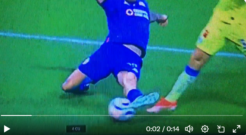 Guiller42992666's tweet photo. @alanlarav ¿El balón es redondo o ovalado?...Defendiendo lo indefendible, el balón bota porque Rotondi LO TOCA lo COMPRIME CONTRA EL PASTO....NO ERA PENAL "SE EQUIVOCO" de nuevo un árbitro en una final a favor del amierdica, se dice y no pasa nada #Band1do5 https://t.co/NNOnyuH0VZ