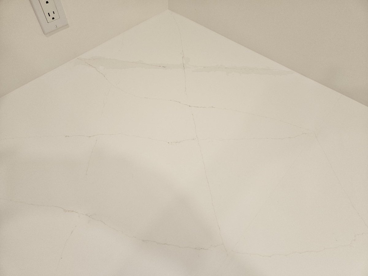 SimcoeStone355's tweet image. Another flawless install &amp;amp; seam from the SCS team.  

HanStone - Aurelia, works wonderfully if you want the marble look without an overpowering vein. 

#hanstone #hanstonequartz #quartzitecountertops #Quartz #kitchencountertops #kitchenrenovation