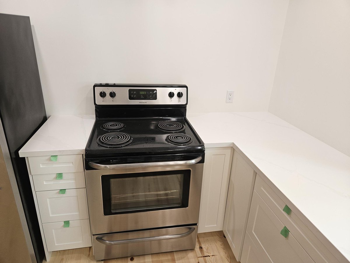 SimcoeStone355's tweet image. Another flawless install &amp;amp; seam from the SCS team.  

HanStone - Aurelia, works wonderfully if you want the marble look without an overpowering vein. 

#hanstone #hanstonequartz #quartzitecountertops #Quartz #kitchencountertops #kitchenrenovation