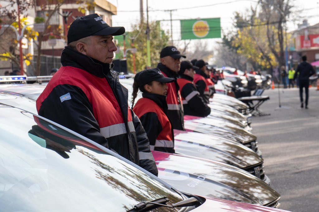 Milibianchi33's tweet image. En Las Heras se presentaron 25 nuevos vehículos para la Guardia Urbana Municipal. 

Siendo la seguridad un eje fundamental para la gestión, a través de estos móviles habrá más presencia de preventores en barrios y distritos además de reforzar el trabajo de la Policía de Mendoza.