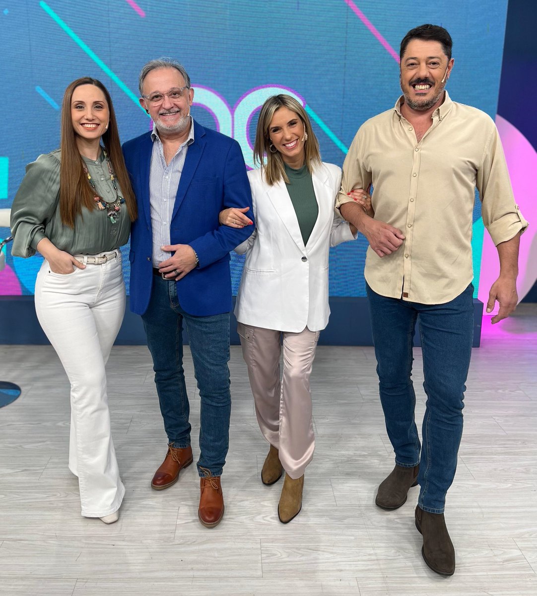 ¿Mucho frío y lluvia como para salir de casa? 🌧🥶 No importa, porque este cuarteto te lleva la diversión y las risas 😁 #AlgoContigo ya está al aire para compartir la tarde con este equipazo 📺