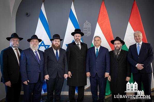 G11Sven's tweet photo. @janhein56983492 Orban hoort er ook bij, er wordt afwisselend 'good cop-bad cop' geacteerd. Zodra Orban (alweer) extra geld krijgt draait ie 180°. #NEXIT #EUXIT #HOXIT https://t.co/HqA0u5recP