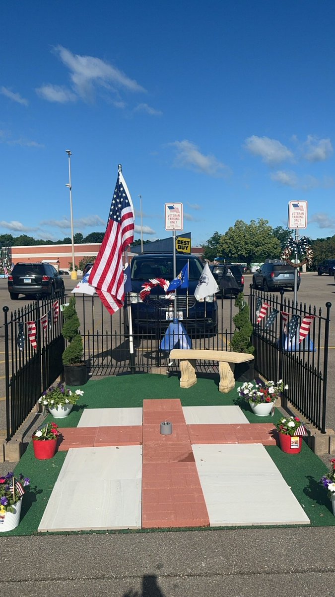 KimShifflet's tweet photo. @Lowes Amazing tribute to Memorial Day at your Peoria, IL store https://t.co/cqpyq6Z67W