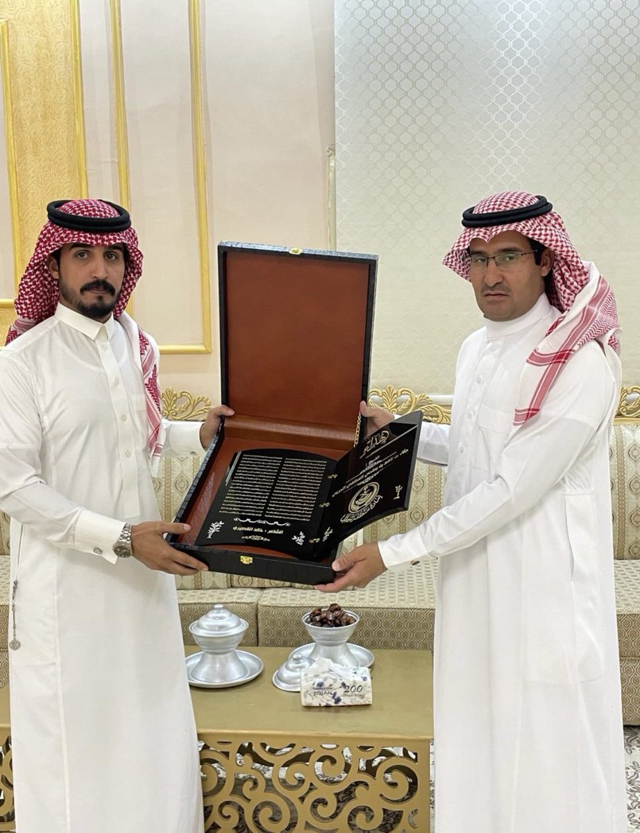 Khizy111's tweet photo. قدم الشيخ / جلال نافع ابن صندل سيف مذهب إلى شاعر المليون الشاعر / خالد القصيري الجهني وذلك بعد قصيدته المهداه https://t.co/xrHMKxgv8v