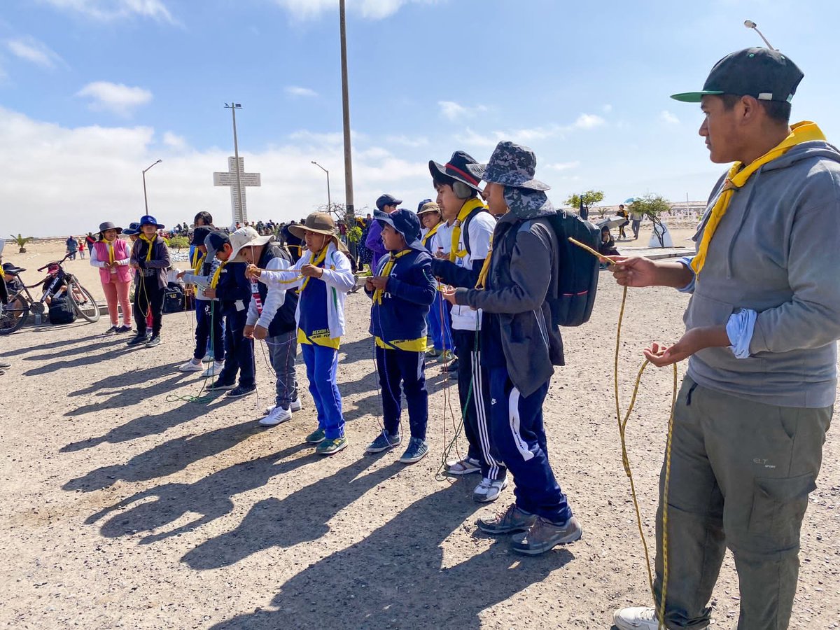 🇵🇪A pesar del intenso calor, niños, jóvenes y adultos de varios países visitaron el domingo el Campo de la Alianza en #Tacna para rendir homenaje y conocer la historia de las personas que dieron su vida por la Patria en la Batalla del 26 de mayo de 1880. facebook.com/regiontacna.go…