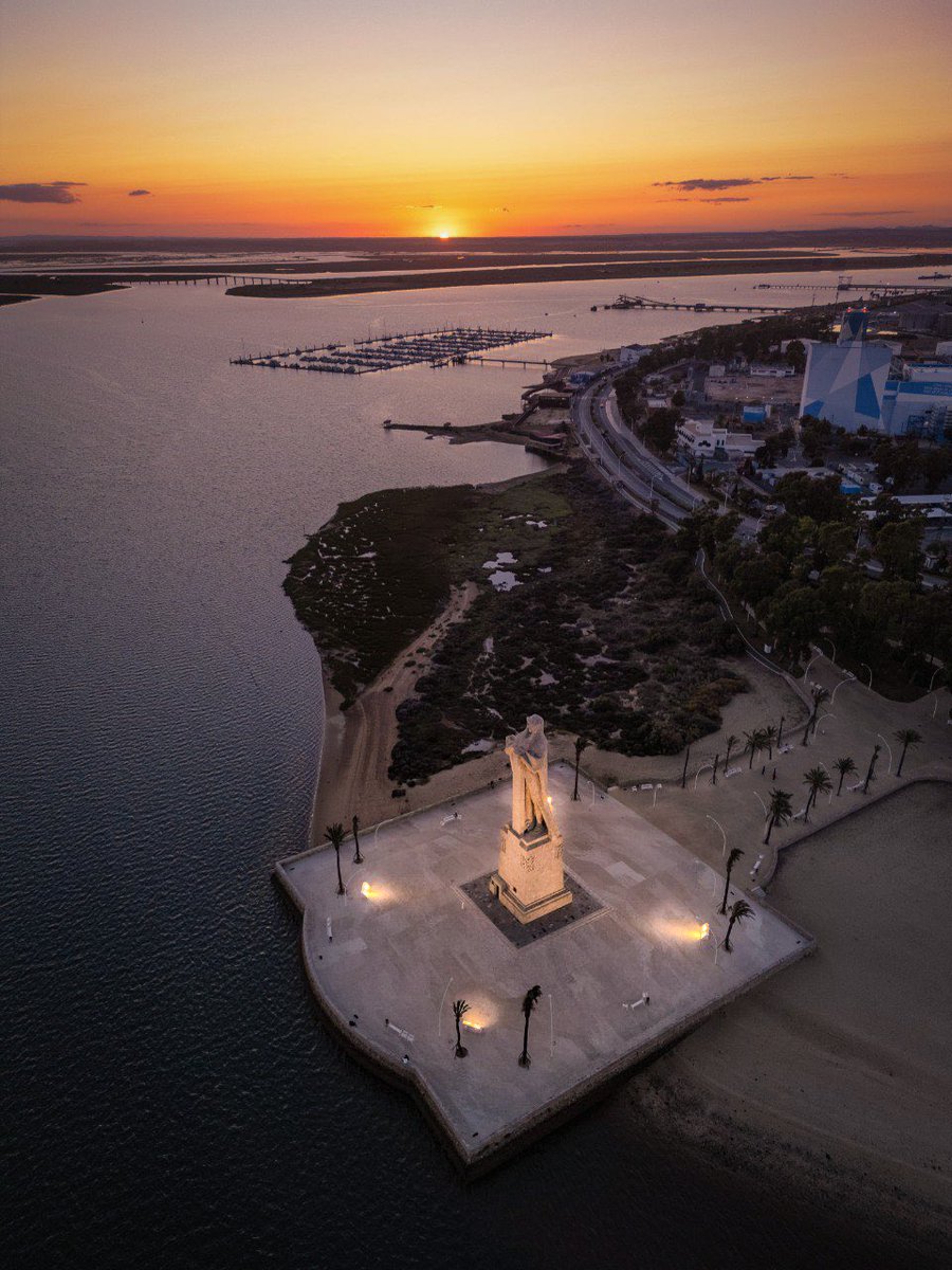 Atardecer desde nuestro monumento a la fe descubridora o coloquialmente “monumento a colon”. #cielosESA @huelvaHOYcom