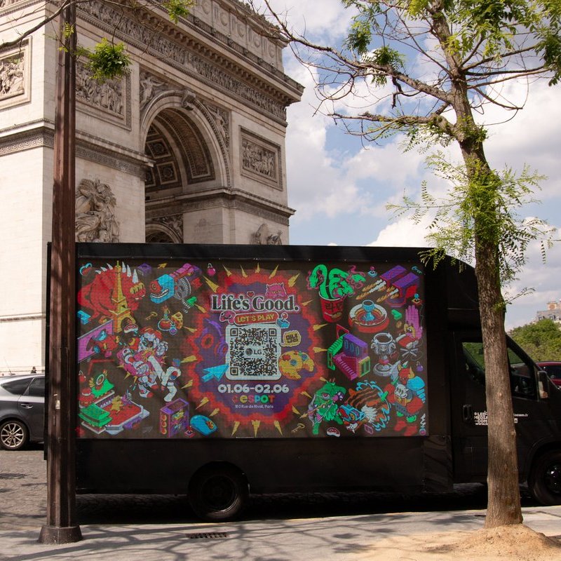 LGUltraGearFR's tweet photo. La Corée partout dans Paris à l'occasion de #LifesGoodLetsPlay !

Vous avez vu notre led truck passer dans les rues de la capitale ? 

Le lien pour s'inscrire à l'event : https://t.co/CiA435s3g4 https://t.co/oxNcHgcJIC