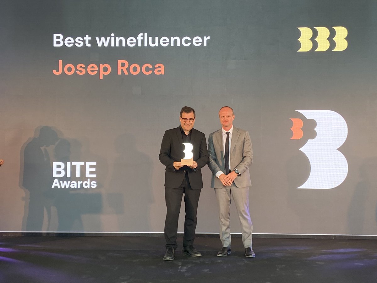 @trinigilbert @diariARA @PSoleParellada @7Portes @lluistolosa @MujeresDlVino 🏅Guardonem @JosepPituRoca amb el premi Bite Best winefluencer 🍷Per la seva promoció del vi com a element clau de l'experiència gastronòmica.Copropietari i sommelier de @CanRocaCeller ha estat reconegut com el millor sommelier del món amb el Beronia World’s Best Sommelier Award