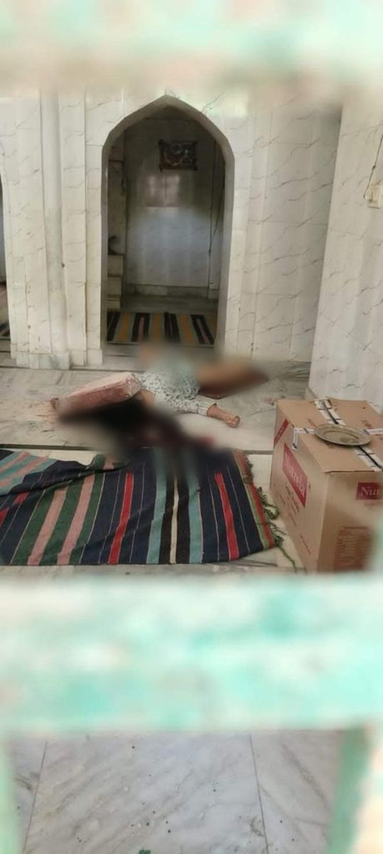 *AGRA SHOCKER* Half naked dead body of girl found inside a Mosque in Agra. The girl was brutally murdered by crushing her head with a big stone. Every day a new crime but culprits are same.